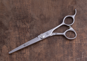 Mitzaki-Supreme600, 6,0 Zoll, Cobaltstahl,Hohlschliff,ERGOFORM,Feinjustierung durch Rändelradschraube,Superscharf durch DGT-Verfahren,lang anhaltende Schärfe durch hohen Cobaltanteil, kleingehaltene Augenringe für schlanke Finger
